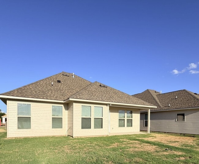 Building Photo - 820 Venecia Dr