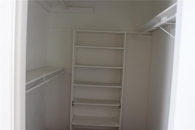 Building Photo - 25 Oakbrook Dr