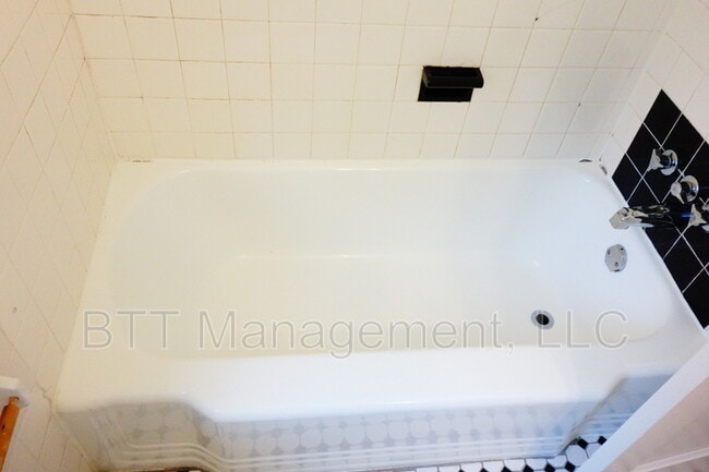 Building Photo - 8400 Greenwood Ave