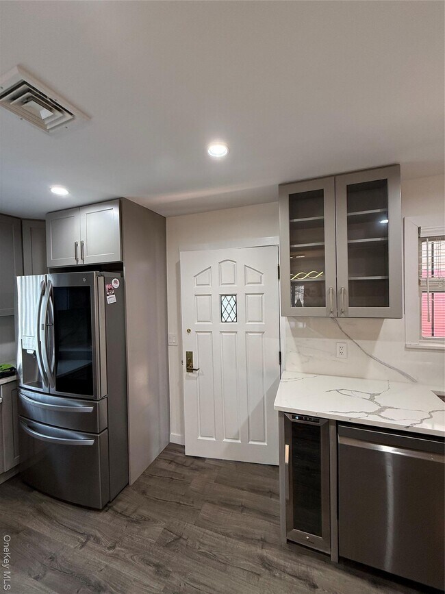 Building Photo - 1090 Pelham Pkwy S