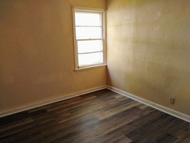 Building Photo - 3 bed 2 Bath Home Super Large Back Yard