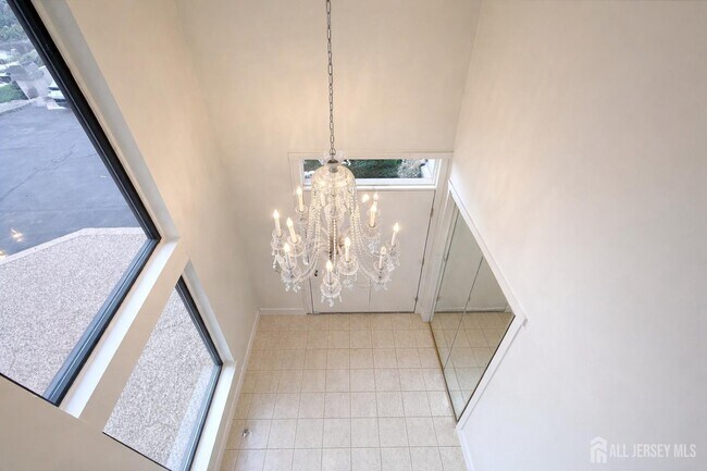 Building Photo - 470 Sayre Dr