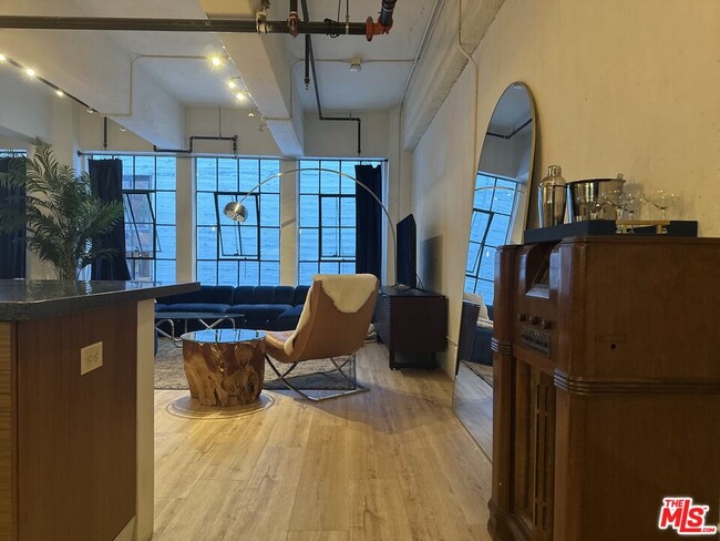 Building Photo - 746 S Los Angeles St