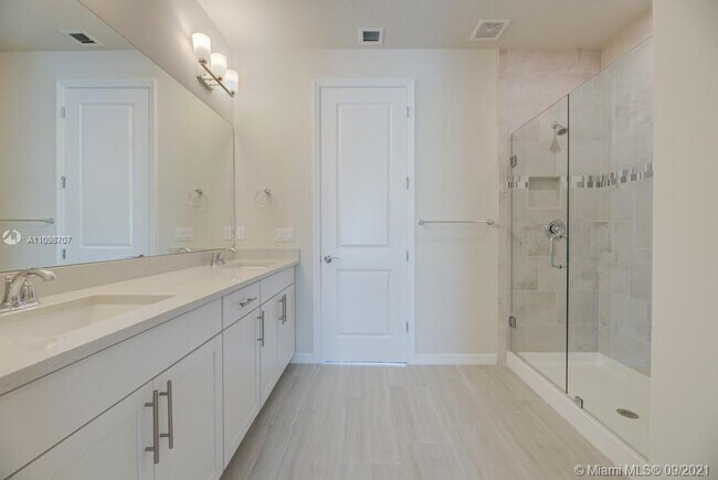 Building Photo - 1585 Evergreen Terrace