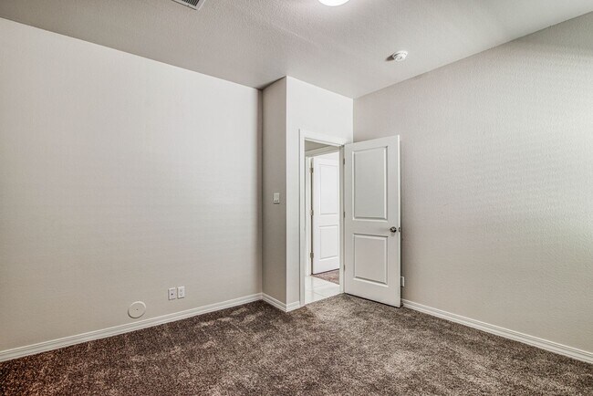 Building Photo - Beautiful  House 3 beds/3 baths. This Prop...