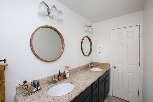 Building Photo - Adorable 3 bedroom ranch with fenced yard!