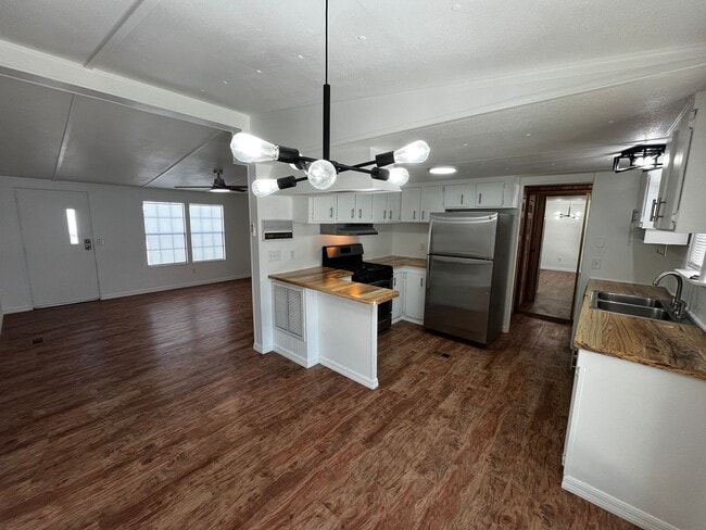 Building Photo - Newly Renovated Small 2BR w/Den Guest House