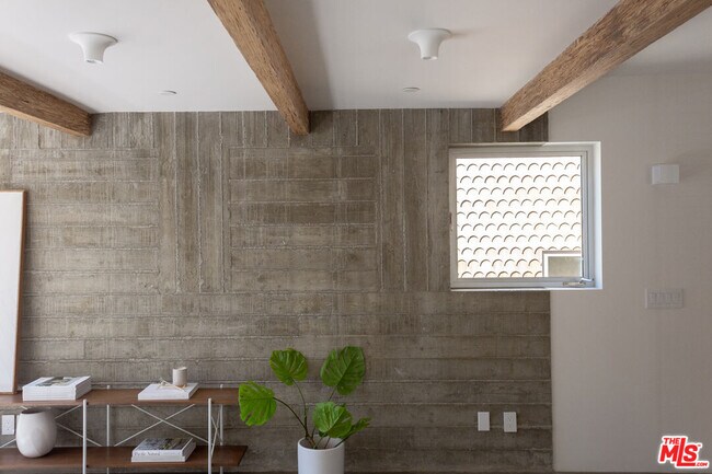 Building Photo - 8870 Wonderland Ave