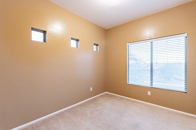 Building Photo - Three Beds & 2.5 Baths - Move Right In!