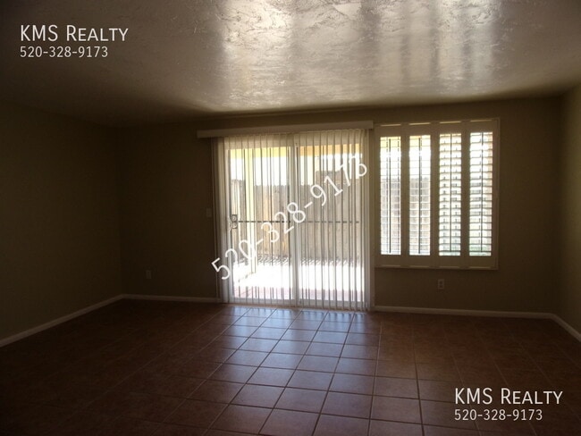 Building Photo - 702 S Pantano Rd