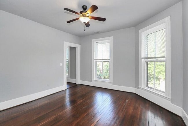 Building Photo - Charming 2nd Floor 2BD/1BA Unit on Pecan Ave!
