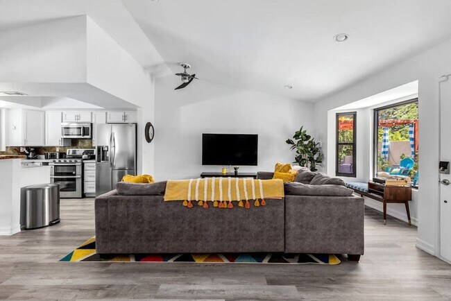 Building Photo - Beautiful fully furnished 3 bedroom home in Palm Springs (Monthly Only - No Long Term)