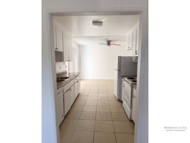Building Photo - Spacious 2br/1ba, LOW Sec. Deposit, NEW FLOORS, LRG. Bedroooms, Private Patio, Garage!!