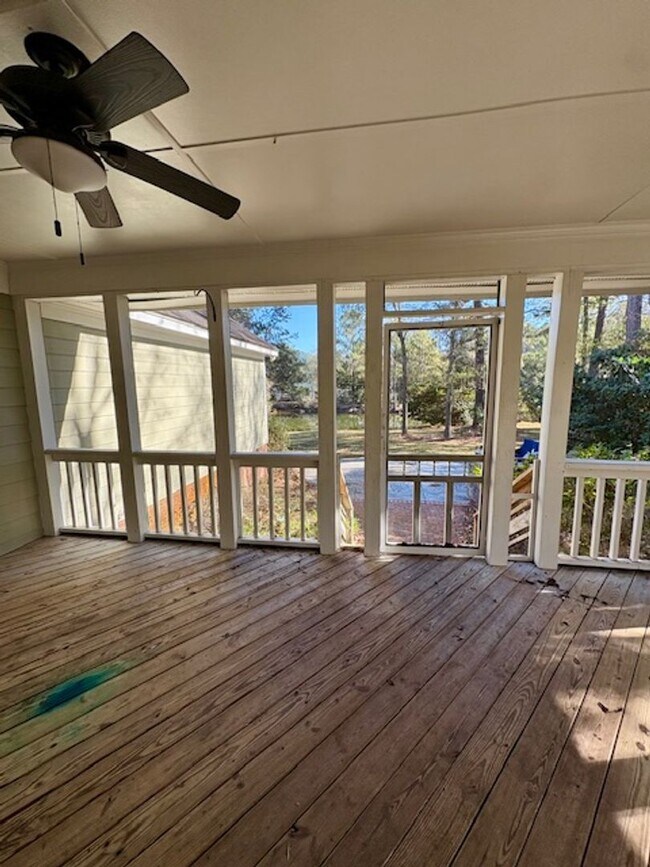 Building Photo - Spacious Five Bedroom Home in Mount Pleasant