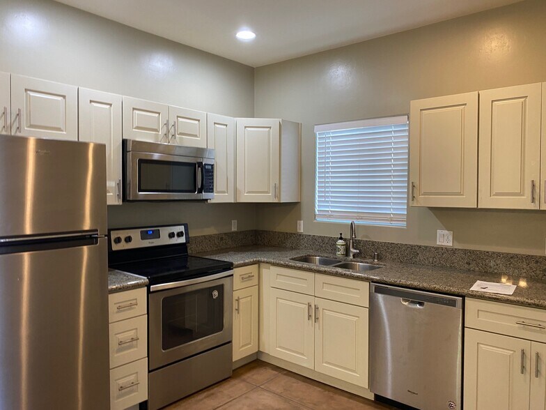 Building Photo - 3623 E Bellevue St