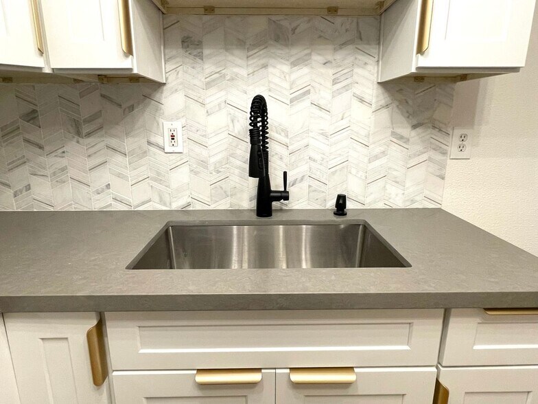 Building Photo - 3141 Hillview Dr N