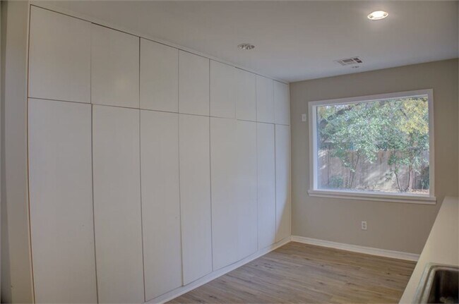 Building Photo - Beautiful Ranch-Style Rental in Marion Gar...