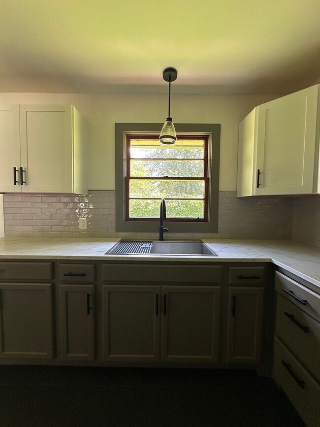 Building Photo - Updated 3 Bedroom House on the Eastside