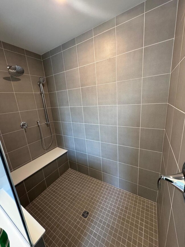 Building Photo - 1526 Albany St