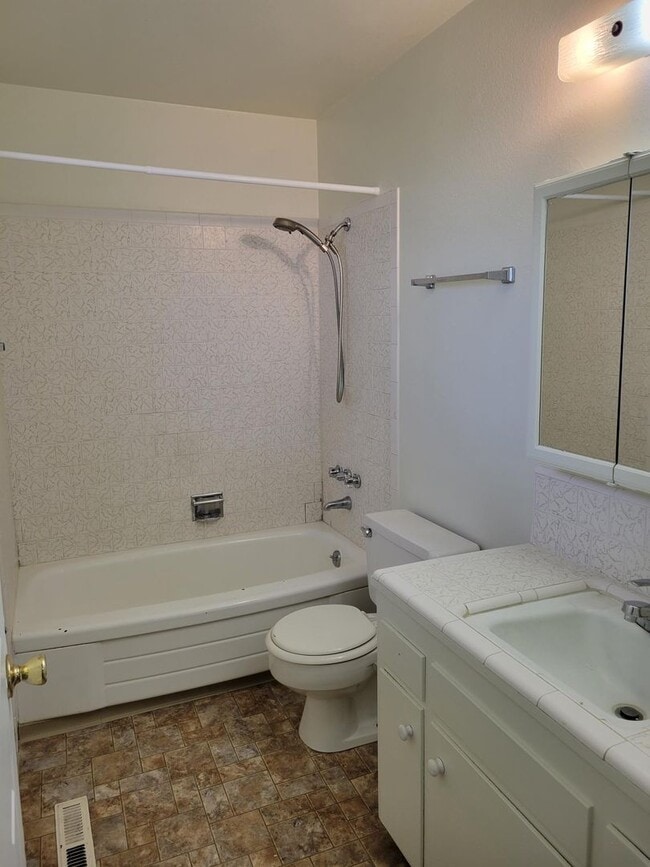 Building Photo - Spacious West Side 4 Bedroom with Large Garage