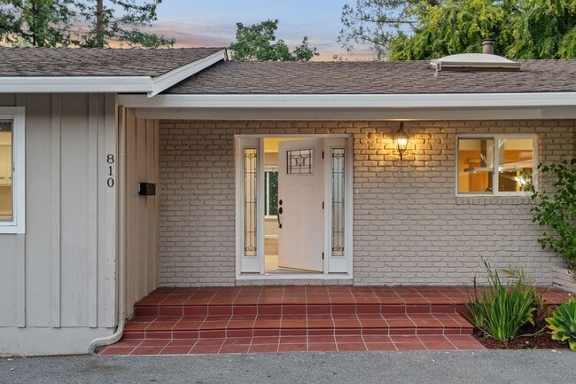 Building Photo - Spacious Menlo Park Retreat with 6 Bedroom...