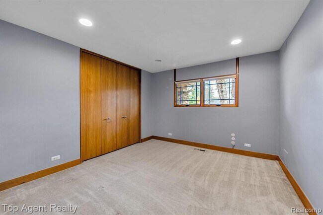 Building Photo - 5760 Snowshoe Cir