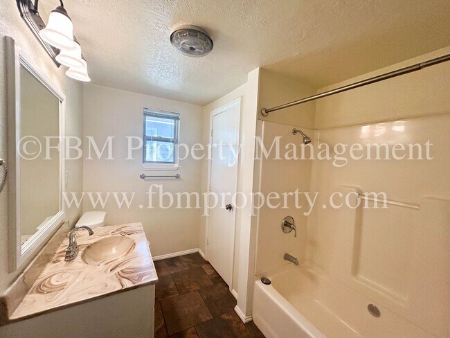 Building Photo - 105 Sunset Cir