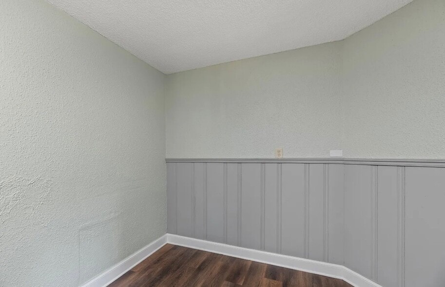 Building Photo - 1829 River Dr