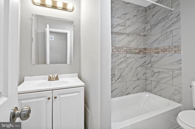 Building Photo - 1346 N Carey St