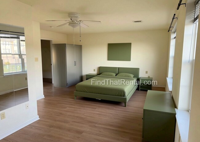 Building Photo - AVAILABLE IMMEDIATELY! Modern Home with 1st Floor Master, Garage, Walk-in Closets, and 2nd floor ...