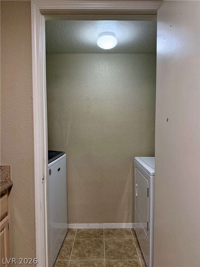 Building Photo - 555 E Silverado Ranch Blvd