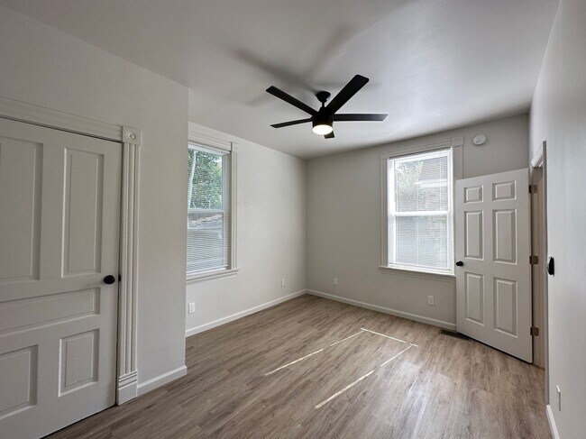 Building Photo - 6 Bed/2 Bath w/Ample Parking Mins. from UC $750/pp ($4500/mo)!