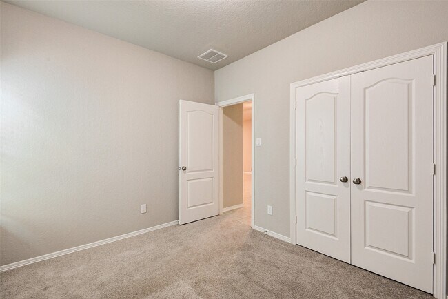 Building Photo - 40735 Gate Ridge Dr