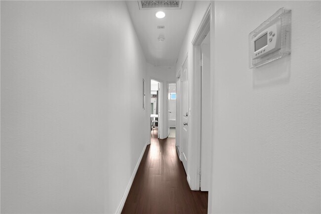 Building Photo - 2718 W Grand Ave