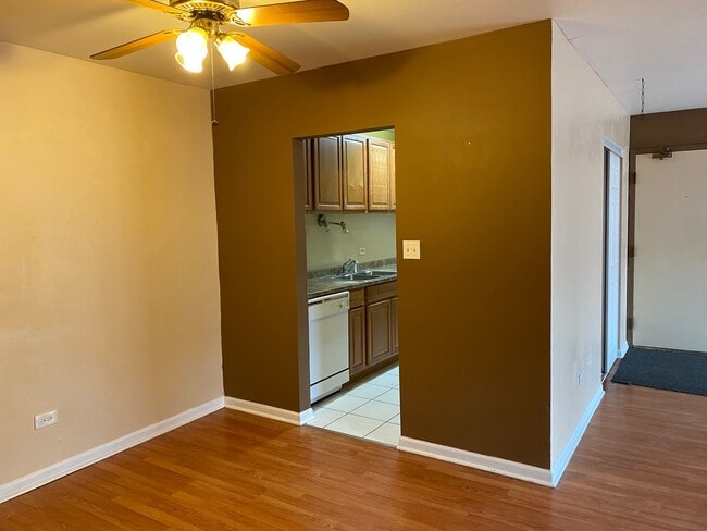 Building Photo - 238 Shorewood Dr