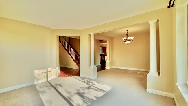 Building Photo - **$1000 OFF FIRST FULL MONTHS RENT**  Gorg...