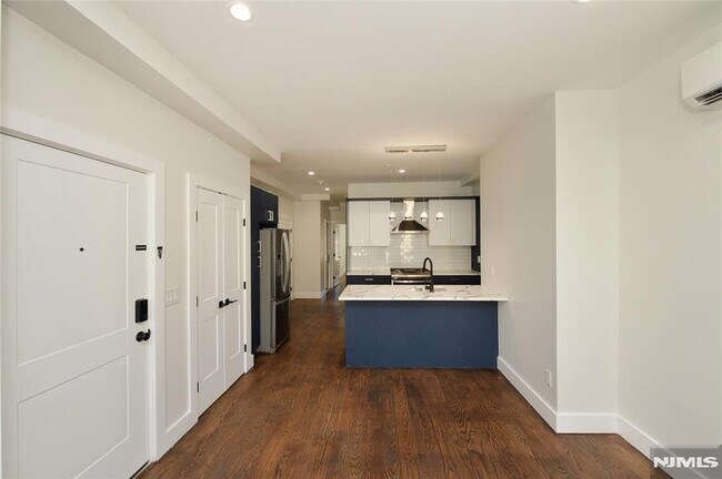 Building Photo - 203 3rd St