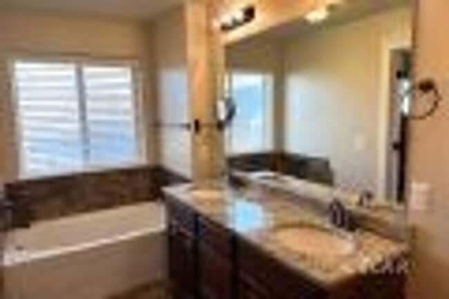 Building Photo - Newer Home in Elko