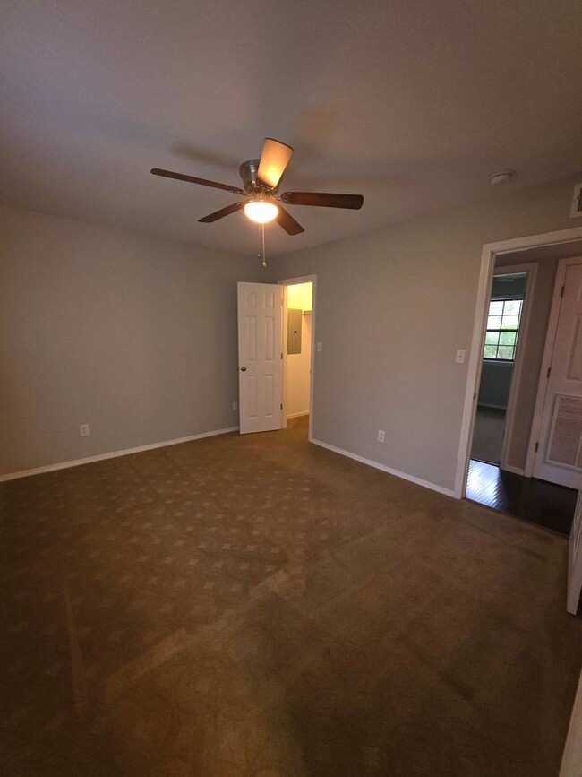 Building Photo - 604 Twin Oaks Dr