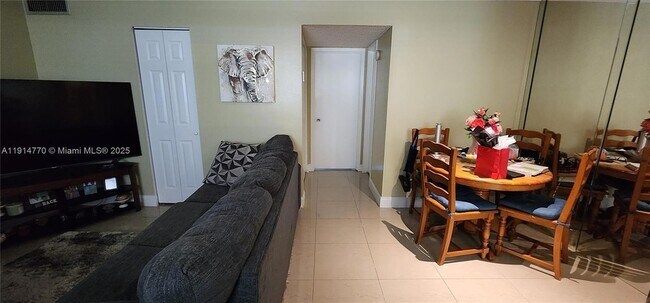 Building Photo - 1425 Arthur St