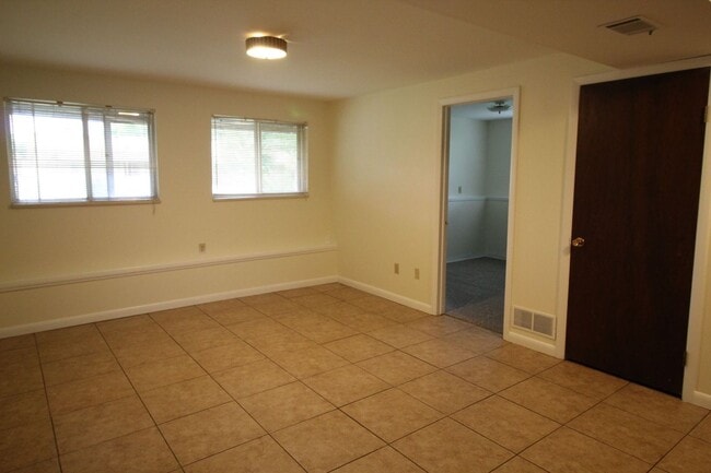 Building Photo - 220 Clover Ln