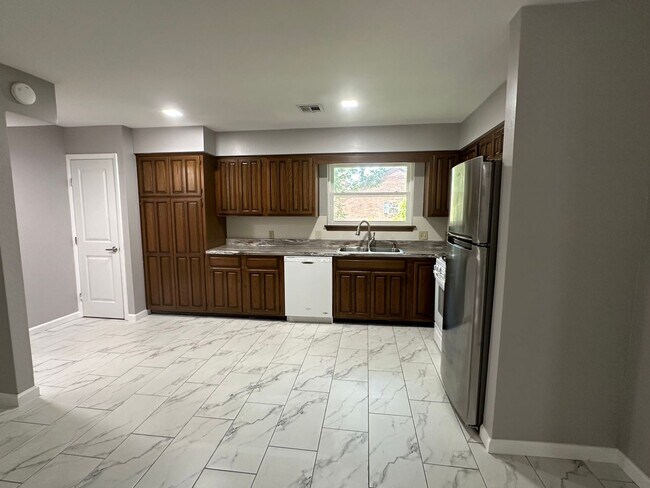 Building Photo - 2 bedroom/2 bath 2nd Floor Condo