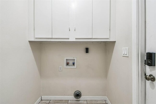 Building Photo - 4161 Rolling Springs Dr