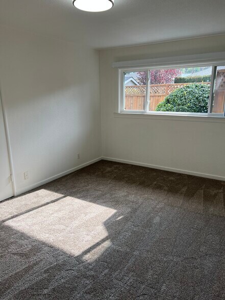 Building Photo - 3701 Mosswood Dr