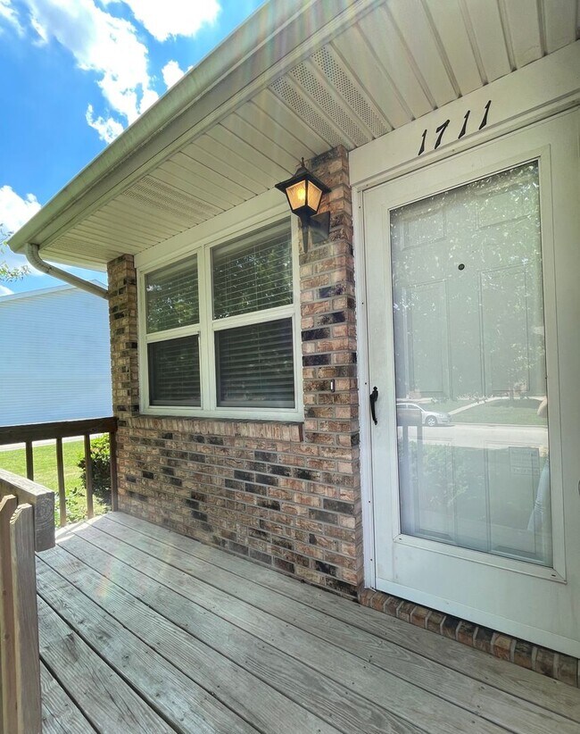 Building Photo - 2 Bedroom Townhome - Close to ISU Campus & Heartland