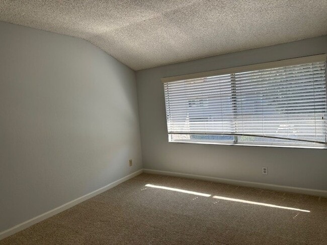 Building Photo - Large and Beautiful 2-Story Townhouse in D...