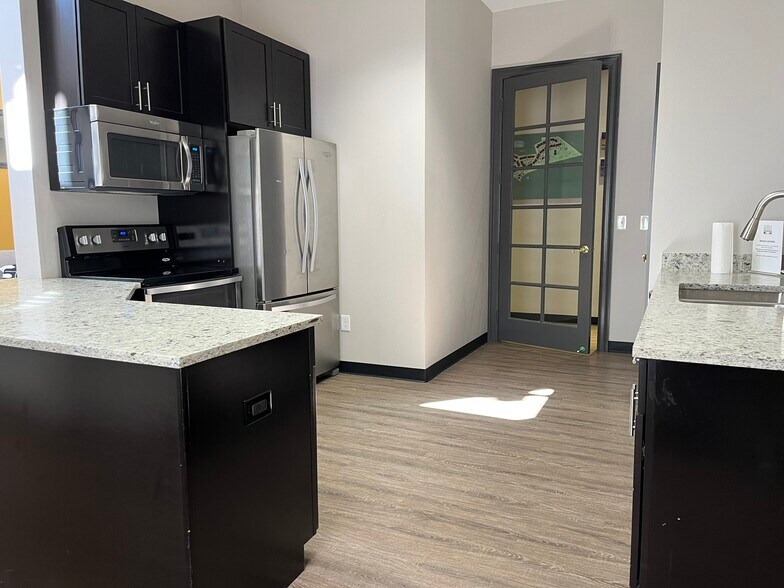 Primary Photo - 2085 Eagle Ave