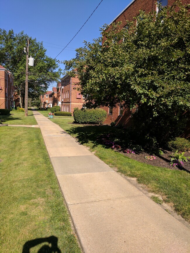 Building Photo - 13813 Cedar Rd