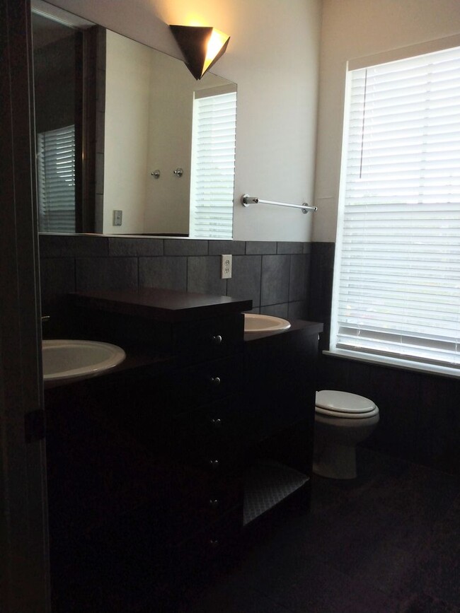 Building Photo - Rarely available Thornton Park townhouse!