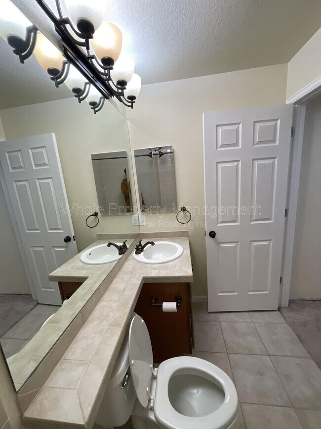 Building Photo - 2737 W Greens Dr